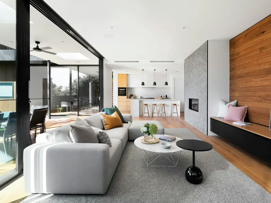 Sala de estar remodelada con acabados en tonos neutros